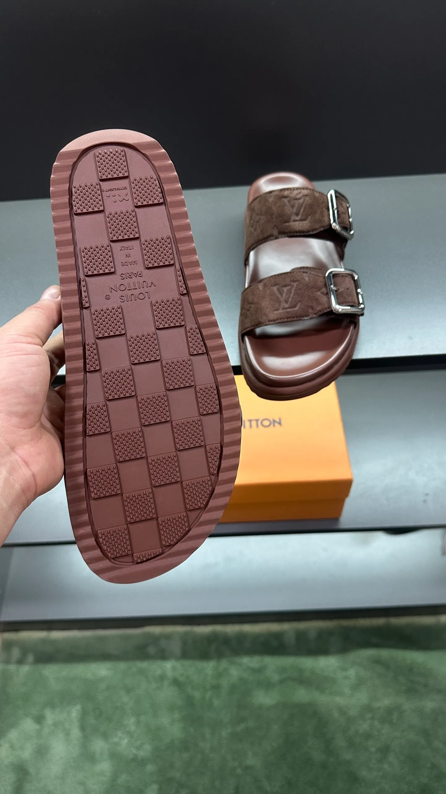 P340 🔍LV Men's Spring and Summer Slippers Counter Synchronization. The uppers are imported cowhide fabrics from Italy, with logo graphics and high-quality craftsmanship. Soles: original soles specially provided by the original factory. Exclusive movable molded soles are super comfortable. Original factory follow-up orders. 🔍🔍High quality. You can enter and leave the counter at will. Welcome to compare. Code number 38-45 No. 058